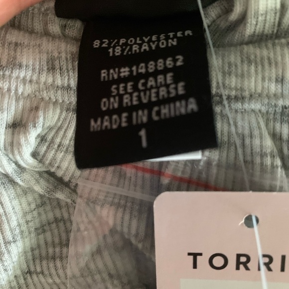 NWT TORRID Off Shoulder Blouse/Top With Ruffle Detail Oatmeal/Grey Size 1X - Picture 6 of 10